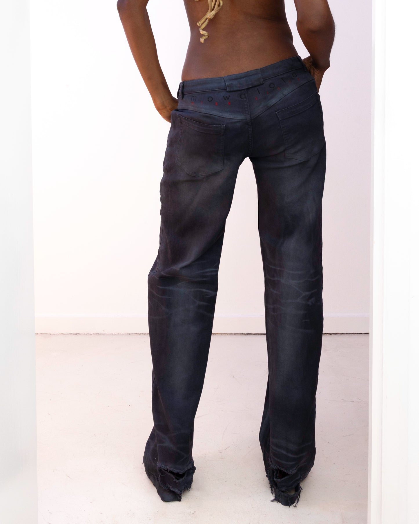 STRAIGHT-LEG BLACK JEANS