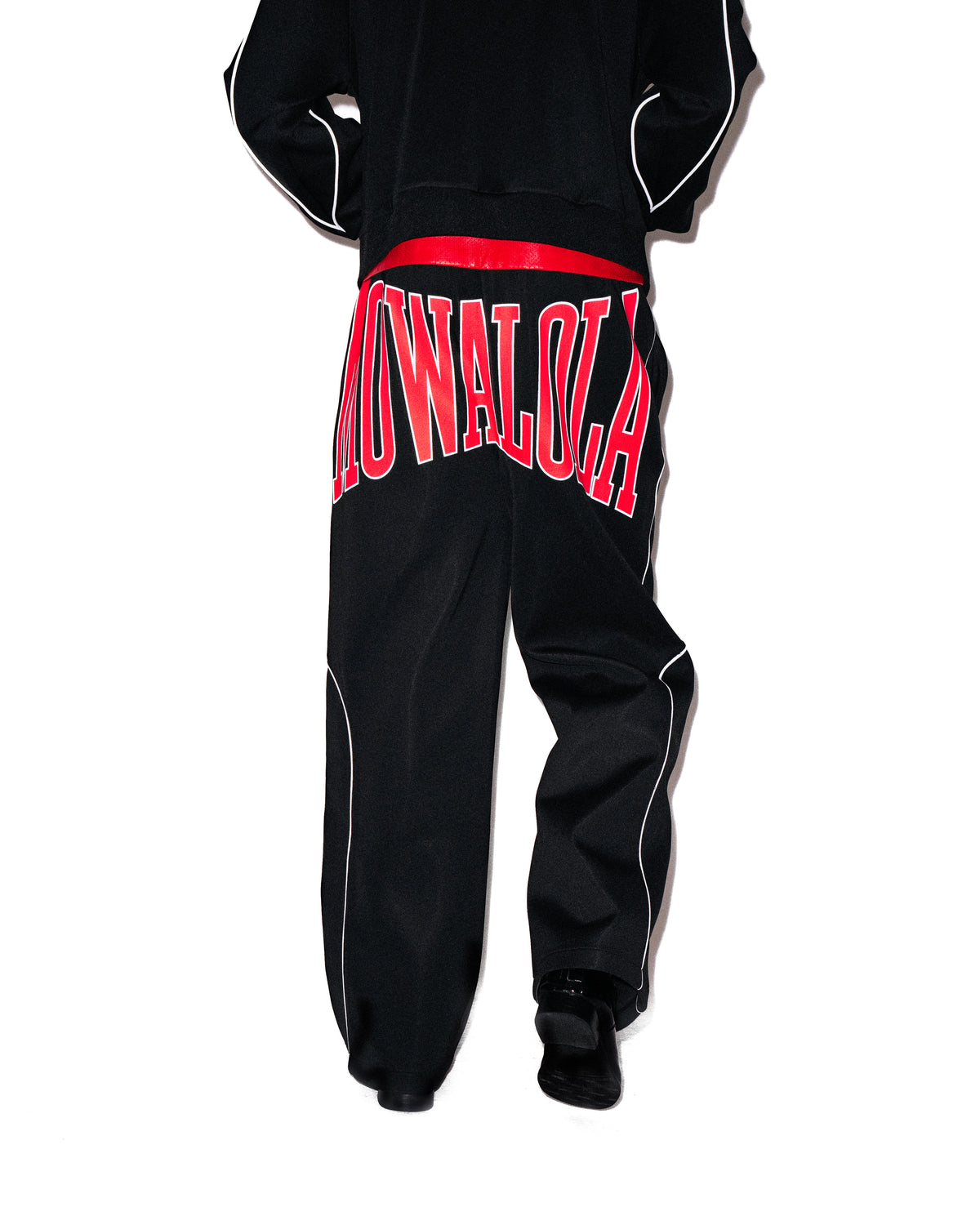 ZUSHI TRACKPANTS BLACK - model