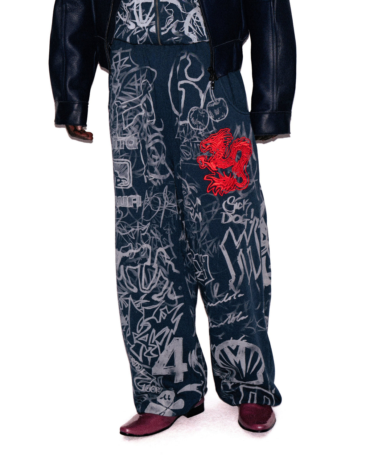 GRAFFITI TRACK PANTS NAVY - model